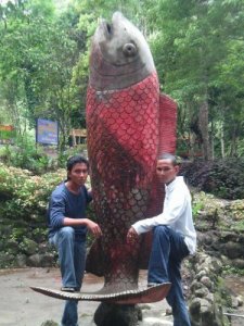 Two young men still pose in the fish statue/fajriboy july 2007